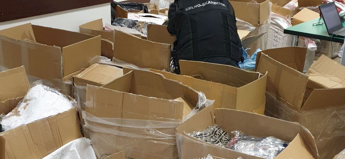 <strong>NASZ PORADNIK.</strong> Jak nie dać się nabrać na oferowane w sieci podr&oacute;bki?