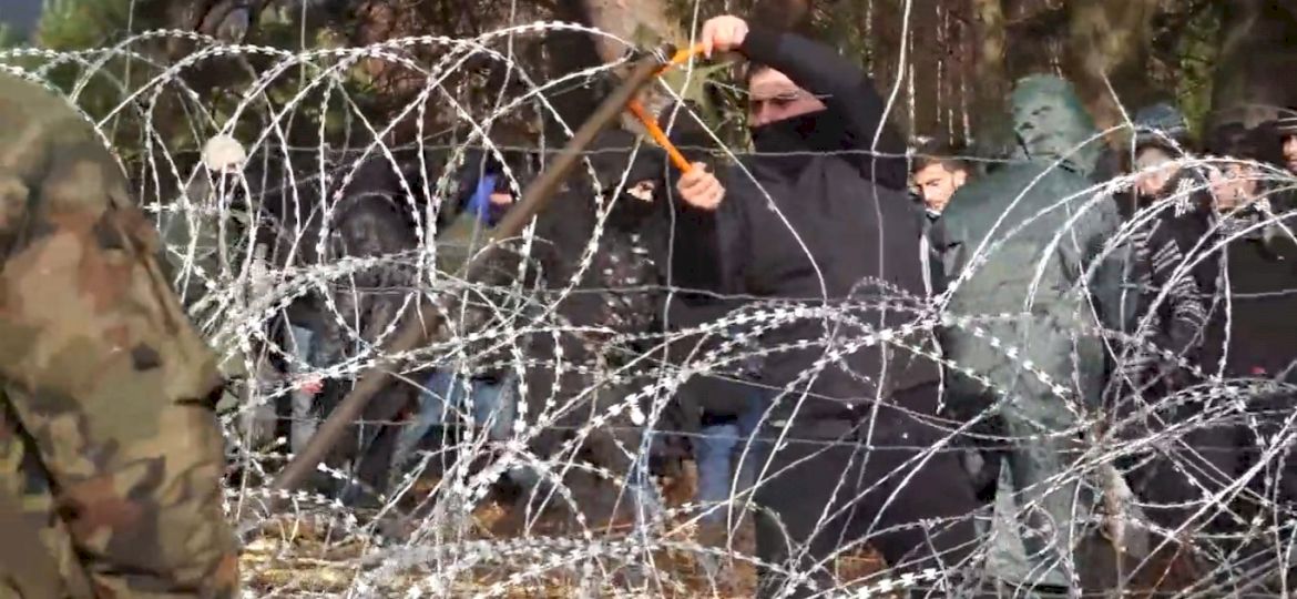 <strong>Raport IAOM</strong>. 7 fake news&oacute;w na temat kryzysu na granicy polsko-białoruskiej. Tak manipulują politycy i celebryci