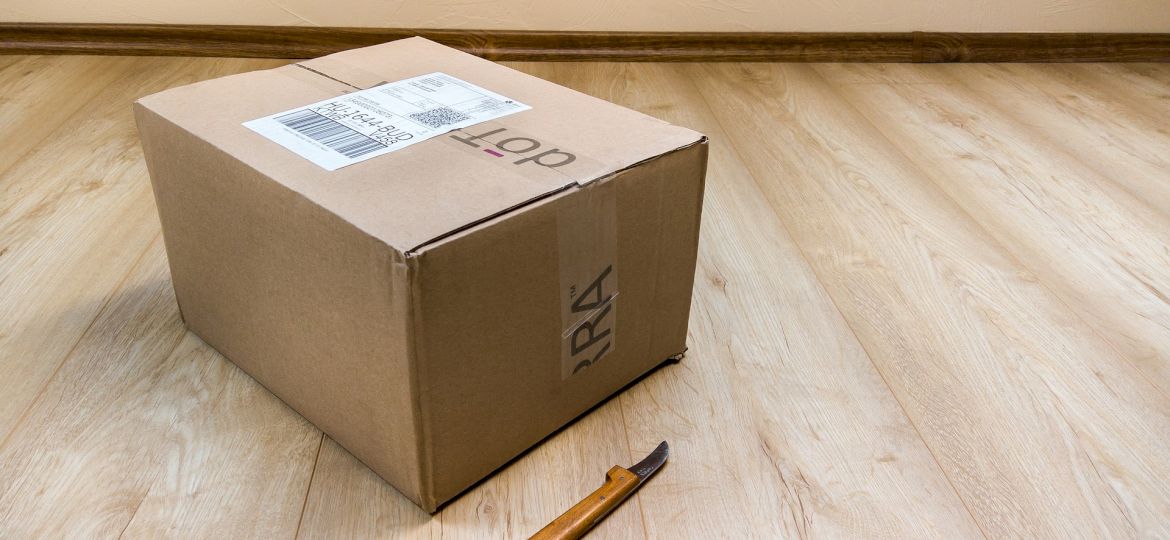 <strong>UWAGA, PRZESTĘPCA!</strong> Kurier-oszust zamawiał telefony na cudze adresy i okradał paczki