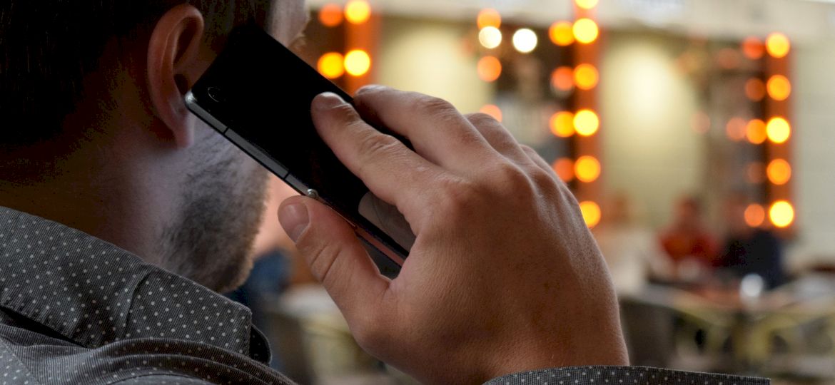 <strong>UWAGA!</strong> Pod pracownika banku może podszywać się przestępca. Policja przestrzega przed vishingiem