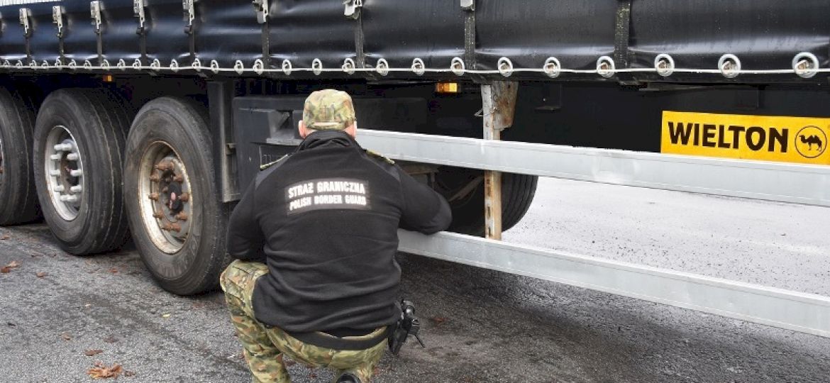 <strong>WALKA Z PRZEMYTNIKAMI.</strong> Udaremniono pr&oacute;bę przerzutu przez granicę naczepy ze sfałszowanymi numerami VIN