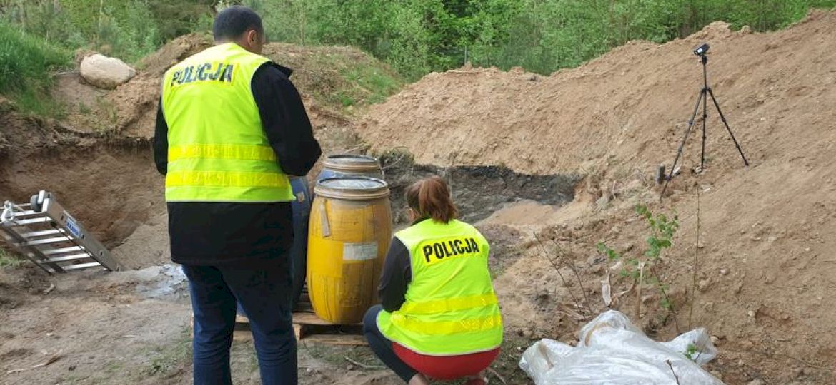 <strong>PRZESTĘPSTWA PRZECIWKO ŚRODOWISKU.</strong> Policjanci zatrzymali mężczyzn, kt&oacute;rzy wylewali chemikalia do gleby