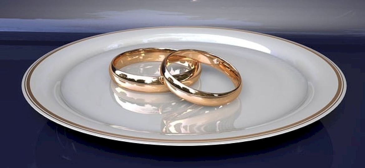 <strong>PRAWNIK ODPOWIADA.</strong> Czy po ślubie długi obciążają też małżonka?