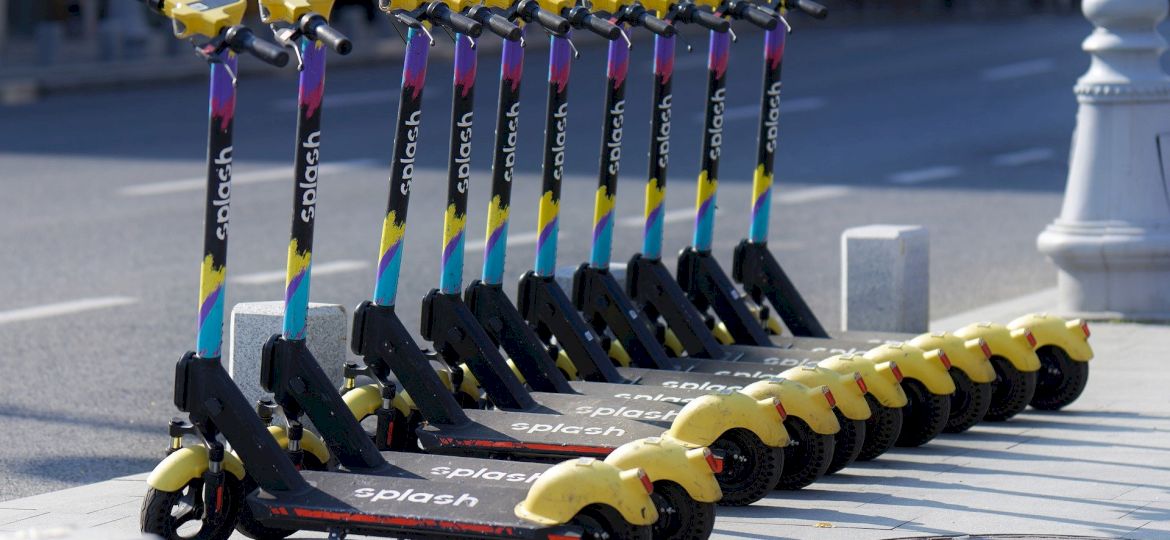 <strong>NASZ PORADNIK.</strong> Hulajnogi elektryczne. Co m&oacute;wią o nich przepisy? Jak bezpiecznie się na nich poruszać?