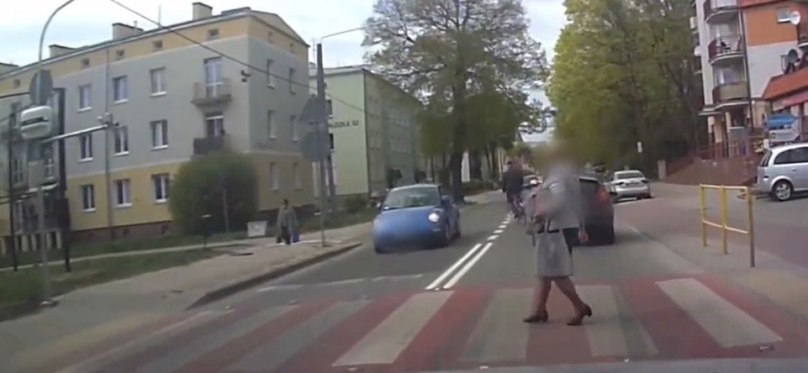 <strong>UWAGA, PIRACI DROGOWI!</strong> Rozwaga kobiety uratowała jej życie na przejściu dla pieszych <strong>[ZOBACZ NAGRANIE]</strong>