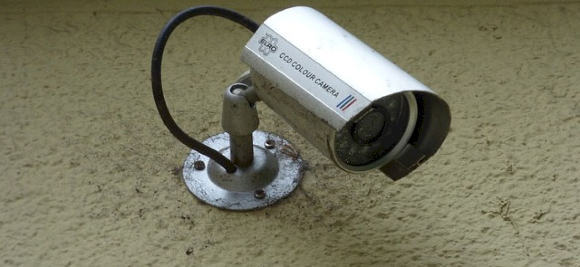 <strong>PRAWNIK ODPOWIADA.</strong> Atrapa kamery na terenie wsp&oacute;lnoty mieszkaniowej. Czy to legalne?