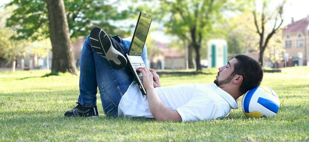 <strong>NASZ PORADNIK.</strong> Cyberbezpieczeństwo w wakacje. Jak nie dać się nabrać oszustom?