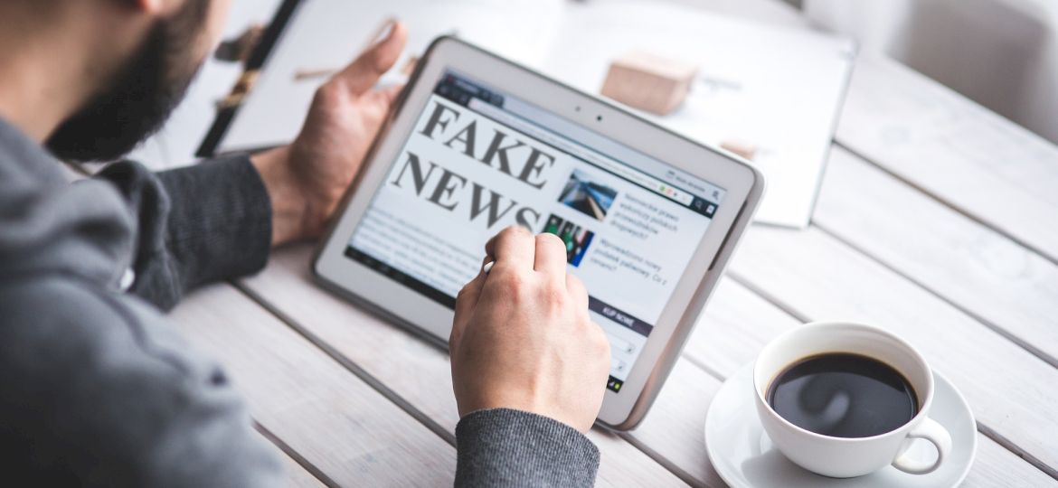 <strong>WALKA Z FAKE NEWSAMI.</strong> Jak sobie radzi z nimi Ministerstwo Spraw Wewnętrznych i Administracji