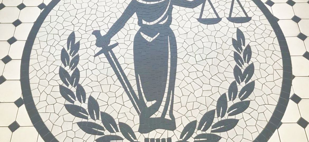 <strong>PRAWNIK ODPOWIADA.</strong> Czy małoletni może być obecny na sali sądowej?