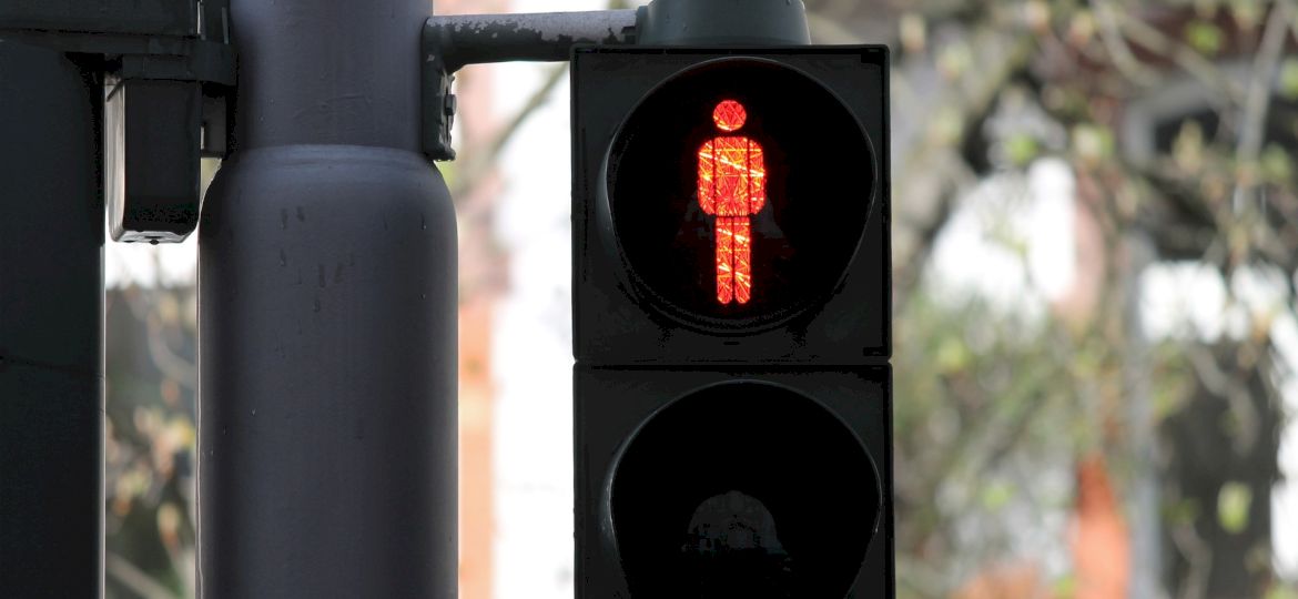 <strong>PRAWNIK ODPOWIADA.</strong> Przejście przez jezdnię na czerwonym świetle. Co za to grozi?