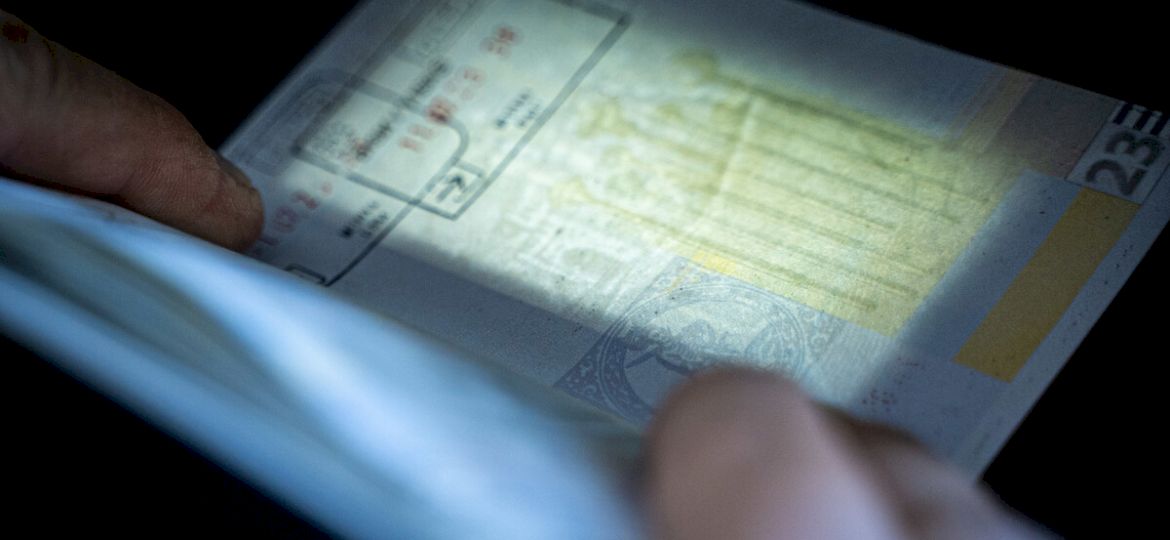 <strong>UWAGA, FAŁSZYWKI!</strong> Straż Graniczna walczy z plagą podrobionych stempli w paszportach
