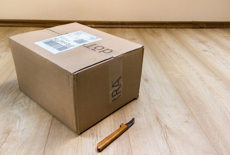 <strong>UWAGA, PRZESTĘPCA!</strong> Kurier-oszust zamawiał telefony na cudze adresy i okradał paczki