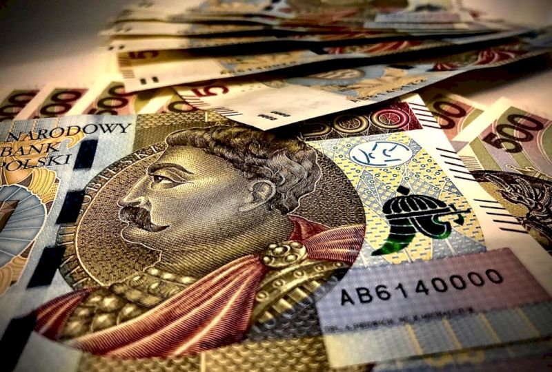 <strong>PRAWNIK ODPOWIADA.</strong> 500 plus dla senior&oacute;w. Czy dodatek pielęgnacyjny wlicza się do kryterium dochodowego?