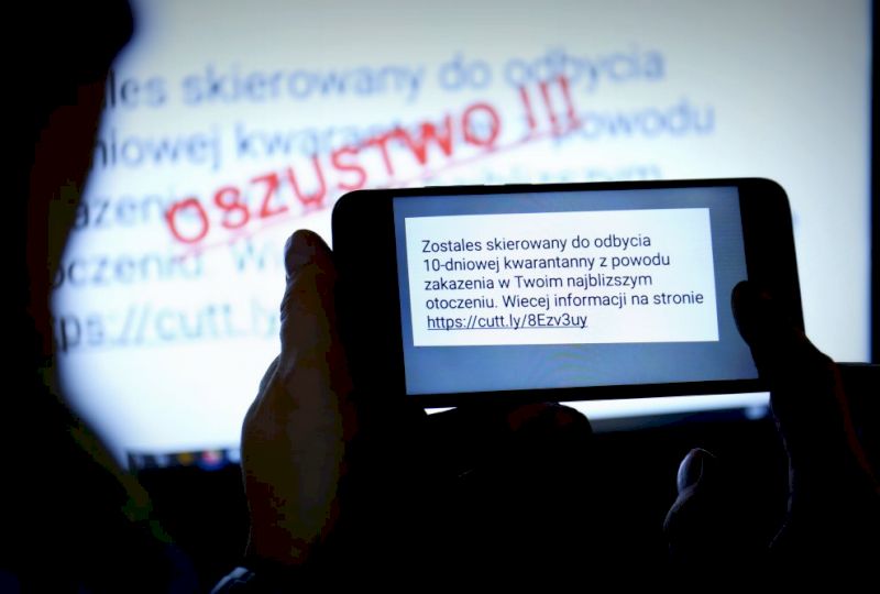 Uwaga na kolejną sztuczkę oszust&oacute;w. Fałszywe SMS-y o skierowaniu na kwarantannę