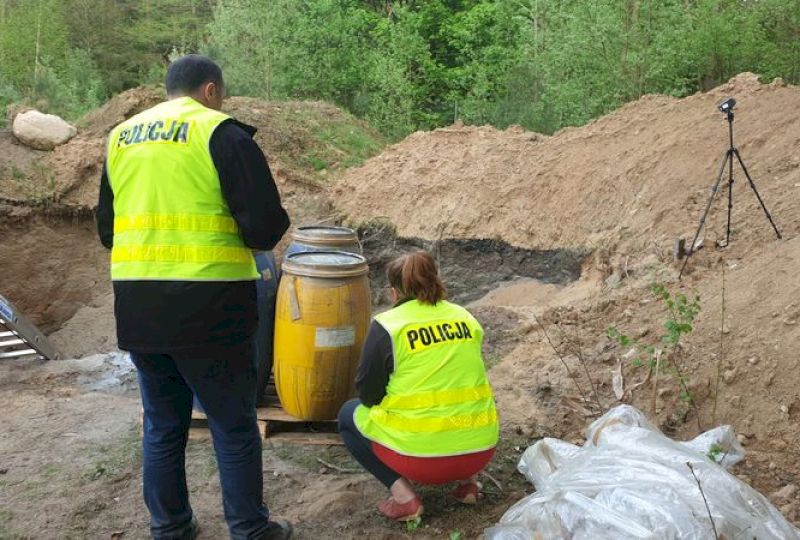 <strong>PRZESTĘPSTWA PRZECIWKO ŚRODOWISKU.</strong> Policjanci zatrzymali mężczyzn, kt&oacute;rzy wylewali chemikalia do gleby