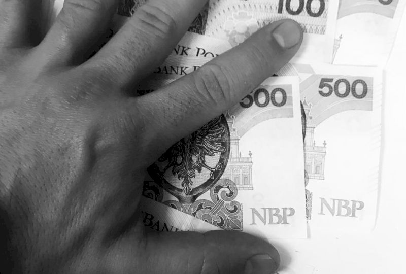 Uwaga na nieuczciwych bankowc&oacute;w. Sprawdzaj, za jakie usługi obciążane jest twoje konto