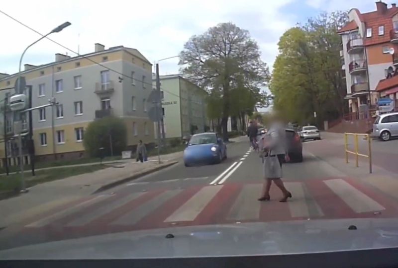 <strong>UWAGA, PIRACI DROGOWI!</strong> Rozwaga kobiety uratowała jej życie na przejściu dla pieszych <strong>[ZOBACZ NAGRANIE]</strong>