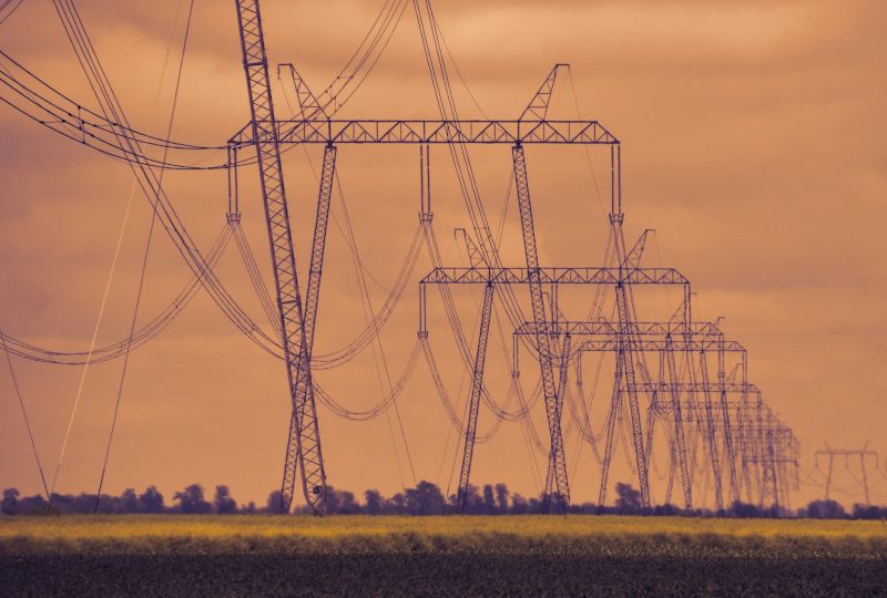 PRAWNIK ODPOWIADA. Ustawa zamrażająca ceny prądu. Jak to będzie wyglądało w praktyce? <strong>[MOBILNE STUDIO]</strong>