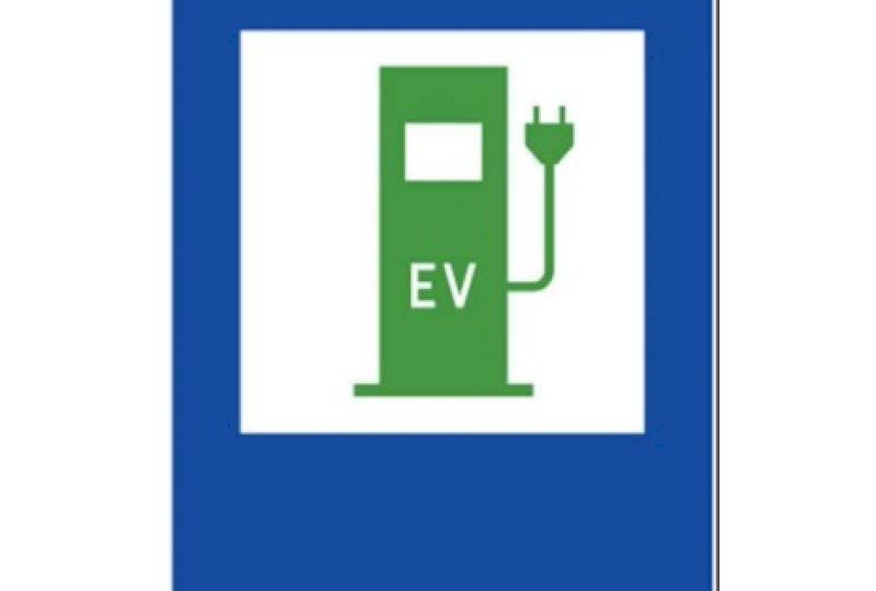 <strong>UWAGA KIEROWCY!</strong> Nowe znaki na polskich drogach. Łatwiej znajdziemy punkt ładowania aut elektrycznych