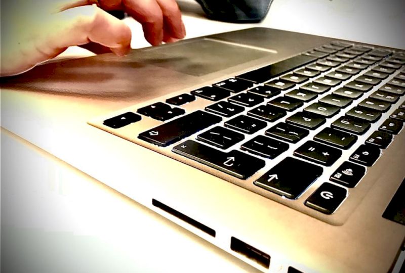 Uwaga na oszust&oacute;w w sieci. Działają nawet na portalach randkowych